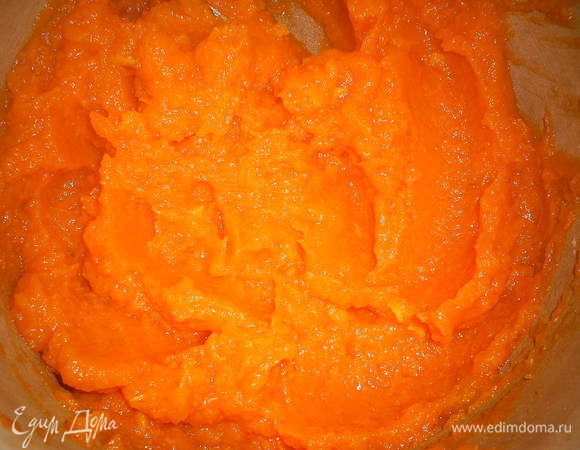 Мягкую тыкву пюрировать с помощью блендера или протереть через сито. Получаем вот такое солнечное пюре)))