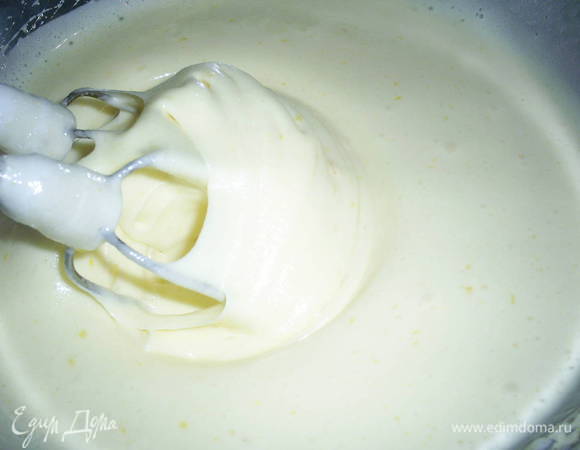 Яйца взбиваем с сахаром до увеличения объема в 2-3 раза. Масса должна загустеть и посветлеть.