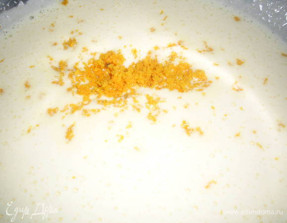 Добавляем к яйцам апельсиновую цедру (натираем на терке только оранжевую часть). Аккуратно перемешиваем.