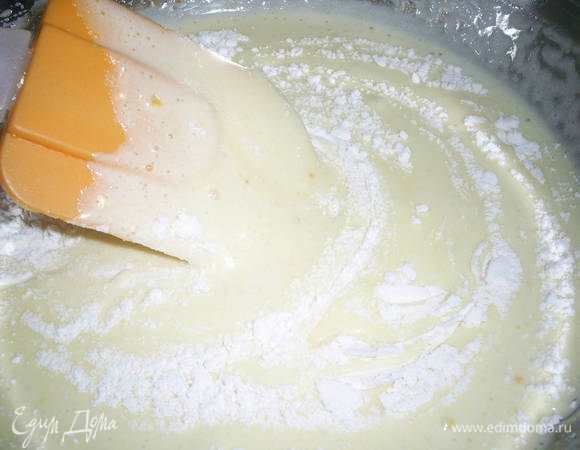 В 3 приема всыпаем муку, размешивая лопаткой сверху-вниз.