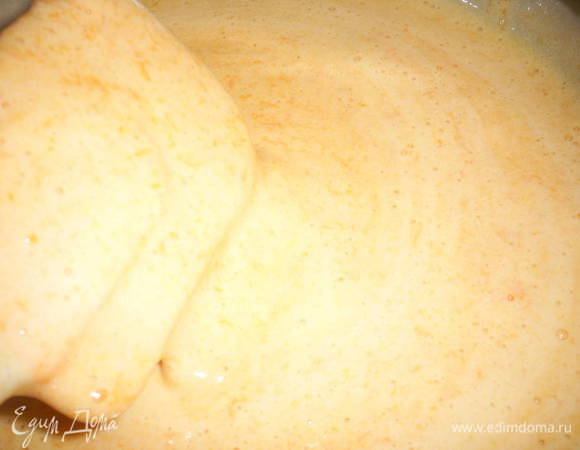 В два приема добавляем остывшее тыквенное пюре, каждый раз аккуратно размешиваем лопаткой.
Готовое тесто выливаем на противень, застеленный бумагой. У меня противень 25*35см. 
Выпекаем при в разогретой до 200 градусов духовке до готовности. Мне понадобилось 30 минут. Следите, чтоб не пересушить.