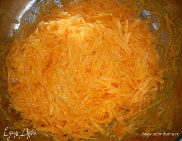 Тыкву натираем на крупной терке.