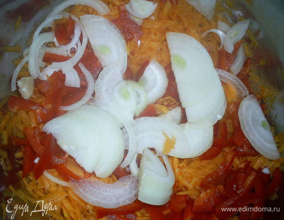 Болгарский перец нарезаем тонкой соломкой, одну луковицу - полукольцами и добавляем их к натертой тыкве.