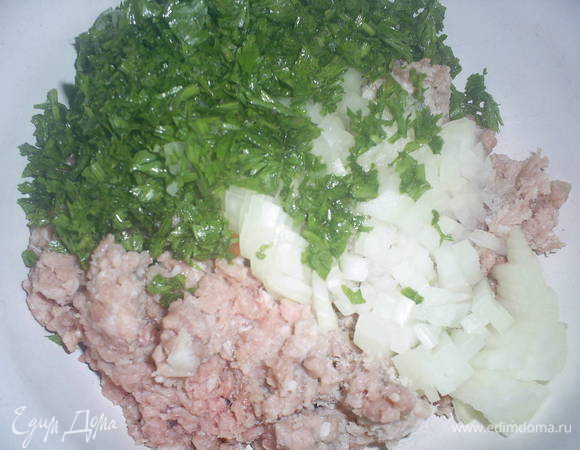 Петрушку и вторую луковицу нарезаем как можно мельче и добавляем к фаршу, перемешиваем до однородности, солим, перчим по вкусу.