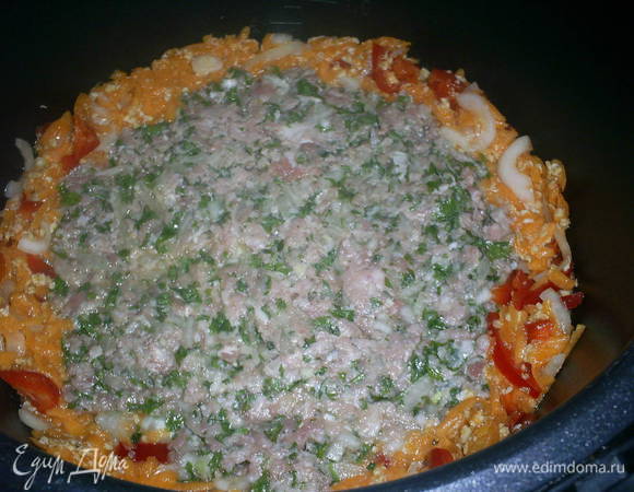 Фарш выкладываем сверху овощной смеси, слегка придавливаем ложкой, чтоб фарш получился в углублении из овощей.