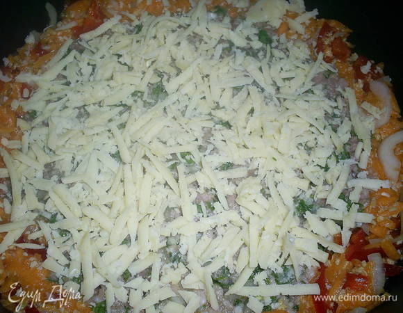 Посыпаем запеканку тертым сыром. Если вы готовите в мультиварке, то просто поставьте режим Выпечка (у меня 45 минут), если в духовке - запекайте при 200 градусах 35-40 минут до готовности. Ориентируйтесь на свою духовку.