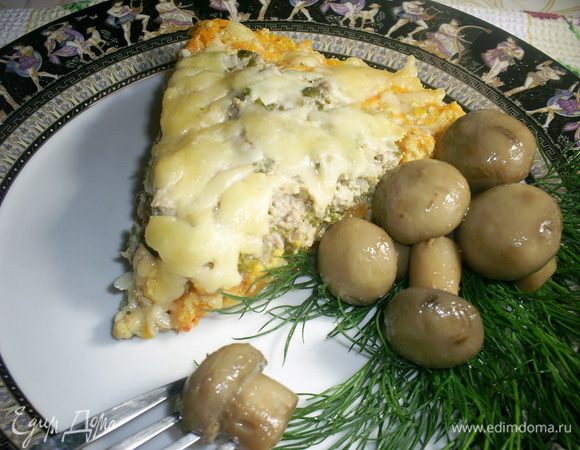 Запеканка очень вкусная и в теплом и в холодном виде. Лично мне она больше пришлась по вкусу именно холодной. Пока она теплая, то плохо держит форму и может разваливаться. Порезать ее на аккуратные кусочки получится только после того, как запеканка полностью остынет. Но на вкус это нисколечко не влияет))) Приятного аппетита!