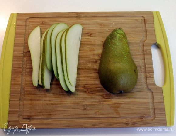 Предварительно нагреть духовку до 180 градусов С. Груши нарезать ломтиками в 1 / 2 см. 