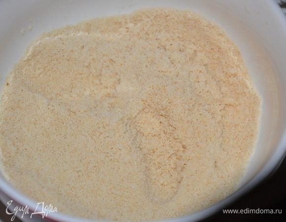 Духовку нагреть до 170 гр. С, муку просеять вместе с разрыхлителем и солью, если у вас есть готовая миндальная мука, то возьмите ее, можно взять мелко молотый миндаль,