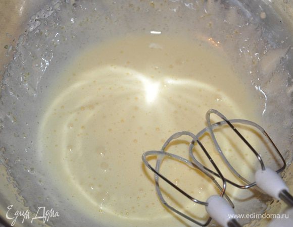 Желтки взбить с сахаром и солью, 