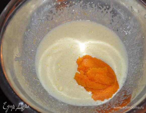 добавить тыквенное пюре, перемешать.

