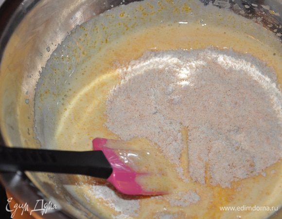Добавить муку, еще раз хорошо перемешать.
