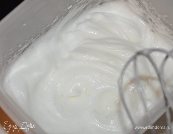 Белки взбить в пену.