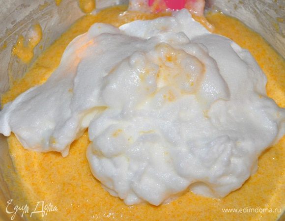 Добавить к тесту и еще раз осторожно перемешать.