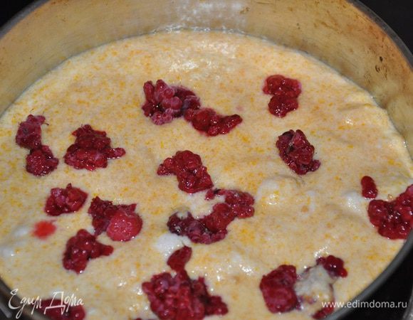 Форму выстелить пергаментом и смазать маслом, вылить тесто и посыпать сверху ягодами малины, 