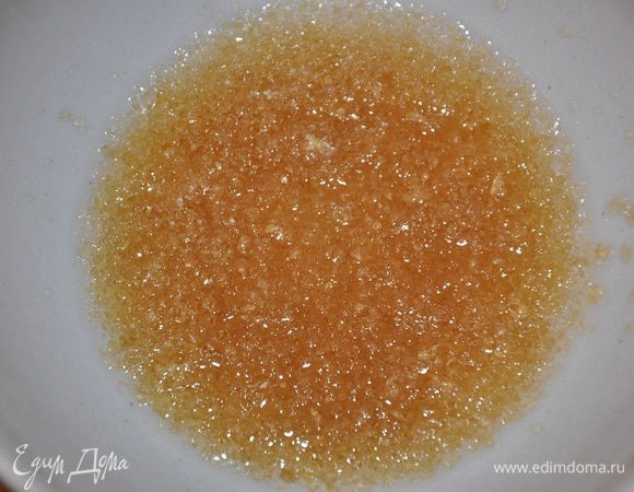 Готовим малиновую начинку. Желатин замочить в холодной воде, 