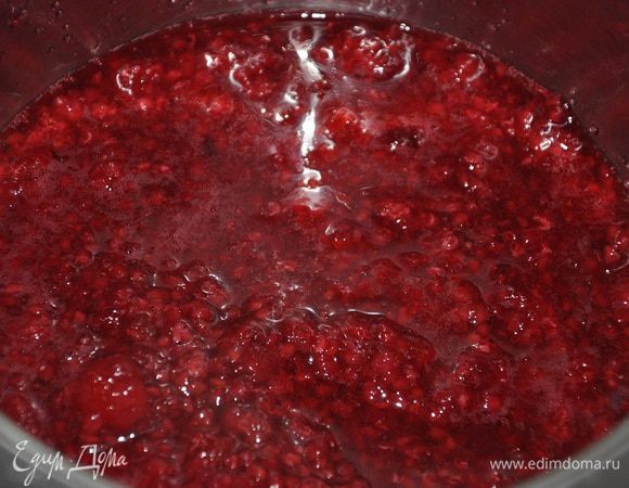 Малиновое пюре нагреть с сахаром и растворить в теплом пюре желатин. Массу хорошо перемешать и переложить в миску в виде купола и отправить в холодильник или в морозильник для застывания.
