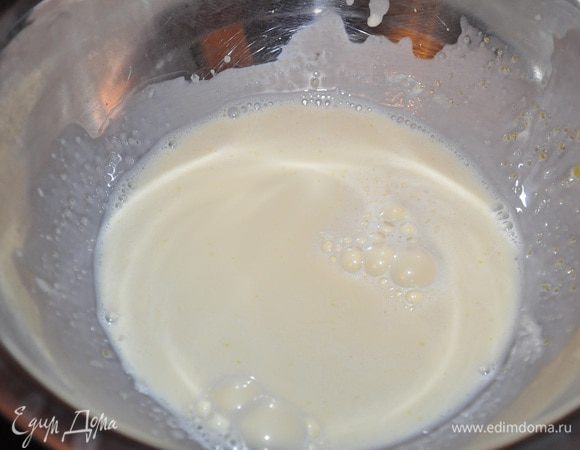 Готовим мусс.Шоколад мелко нарубить, сливки примерно 50 мл довести до кипения. Желтки взбить с сахаром, влить в сливки и нагреть помешивая на водяной бане. 