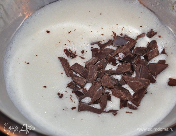 Как только масса начнет густеть добавить шоколад 