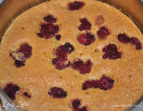 Выпекать 25-30 минут до сухой палочки. Если тесто еще не пропеченное в центре, накройте листом фольги и пеките дальше до готовности.