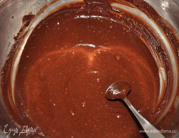 и тщательно перемешать до растворения шоколада. 