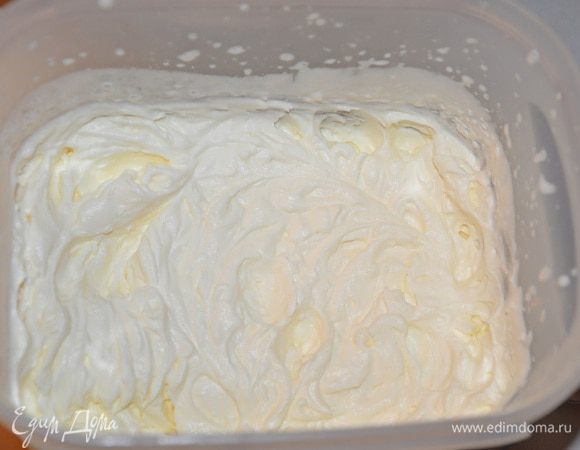 Остальные сливки взбить в пену.