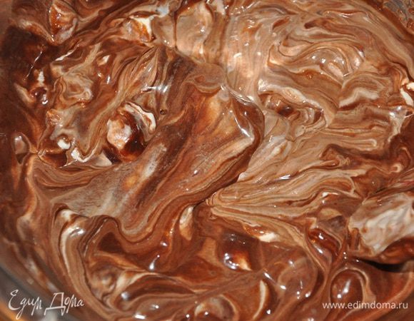 И смешать с шоколадно-сливочной массой.