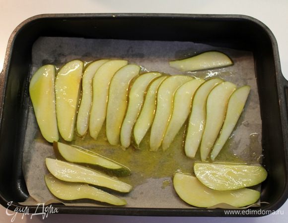  Перемешайте сахар со сливочным маслом. Ломтики груши выложить на поднос (застеленный пергаментом) и поставить в духовку.