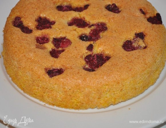 Собираем торт. Вокруг бисквитного коржа ставим бортик разъемной формы. 