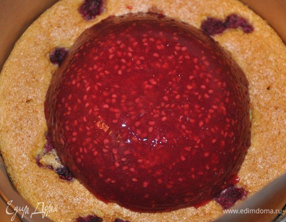 Миску с малиновым желе переворачиваем на бисквит. предварительно опустить миску в горячую воду. 