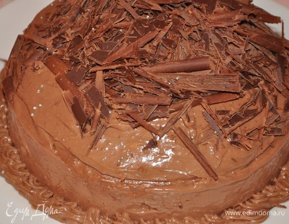 И выложить сверху шоколадный мусс. Отправить в холодильник на 4 часа минимум. Перед подачей торт посыпать шоколадной стружкой, какао и украсить малиной. Приятного аппетита! 