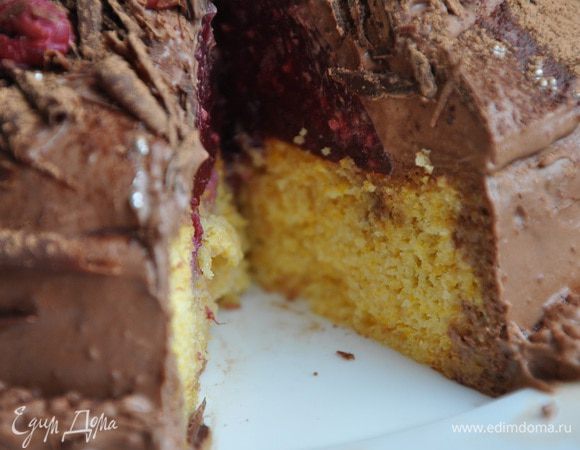 Вот такой вот разрез! Бисквит получается слегка влажный, очень мягкий и вкус тыквы совсем неузнаваем! Тыква придает очень красивый цвет бисквиту!  