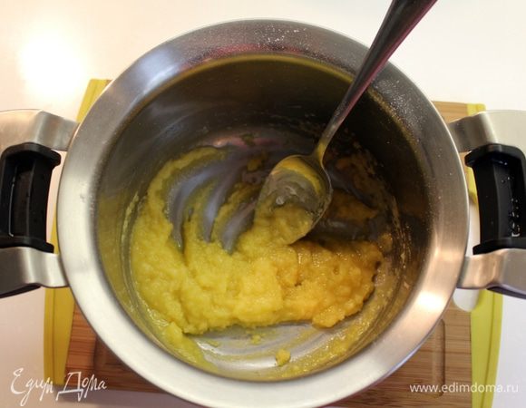 Растопите масло в средней кастрюле. Добавить муку, помешивая, на среднем огне в течение 1 минуты.