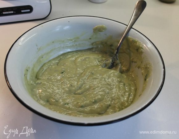 Добавить сыр, петрушку и яичные желтки. Приправить солью и перцем. Переложить смесь в большую миску. 