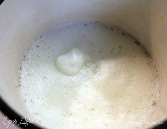  Взбейте яичные белки до пушистости.
