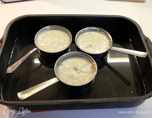 Положить формы, заполненные смесью, в форму для выпечки и вылить туда горячую воду.
P.S. Если у вас нет керамических формочек для суфле, вы можете, как и я использовать обычные формочки для жульенов, или, похожие по форме, формочки для выпечки!