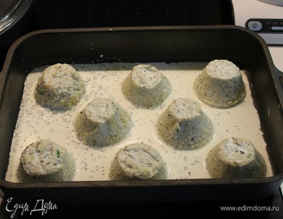 Аккуратно вытащить суфле из форм на поднос, застеленным пергаментом, полить смешанными сливками с травами. Вернуть в духовку еще на 15 минут.