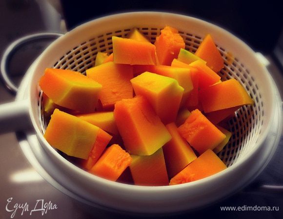 Отвариваем всю тыкву и на паштет и на хлеб....откидываем на дуршлаг что бы остыла и стекла лишняя жидкость....кстати воду от тыквы можно использовать для теста,как сделала я....пусть только остынет ....