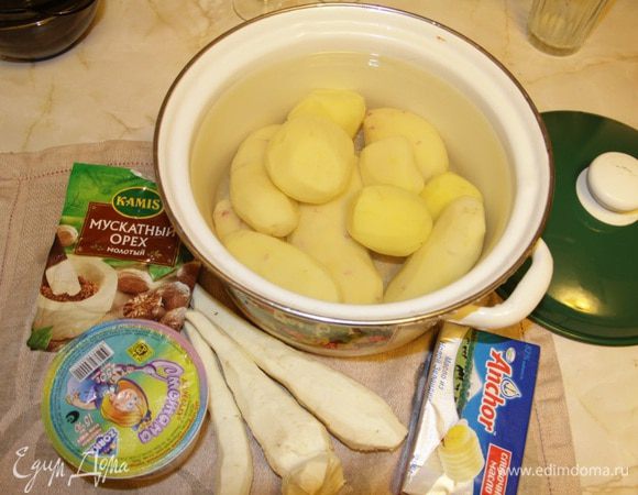 Картофель и пастернак отчистить от кожуры.