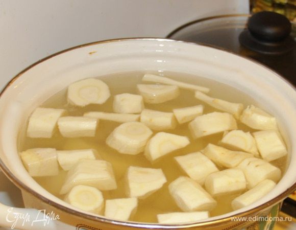Порезать небольшими кусочками и отварить в подсоленной воде до готовности (15-20 мин. после закипания воды).