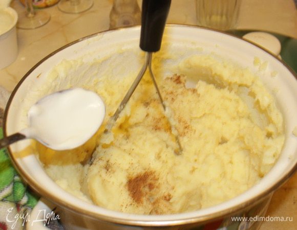 Воду слить, отваренные корнеплоды размять толкушкой, добавляя сливочное масло, сметану и специи до консистенции пюре без комочков.