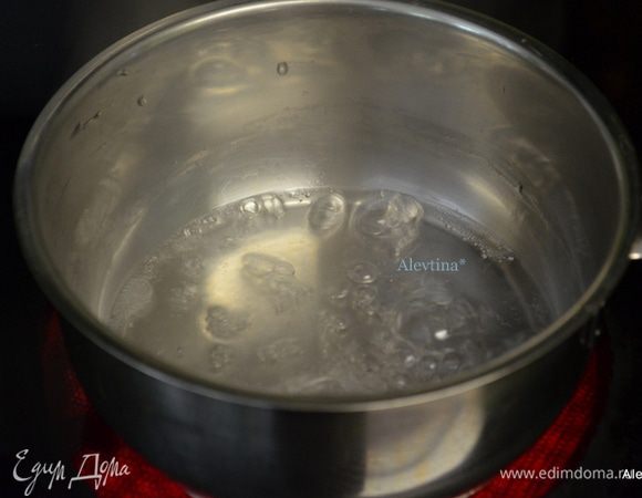 На медленном огне в кастрюле с тяжелом дном смешать сахар с водой, не мешать. Сахар должен растворится и слегка загустеть, у меня это заняло 7 мин.