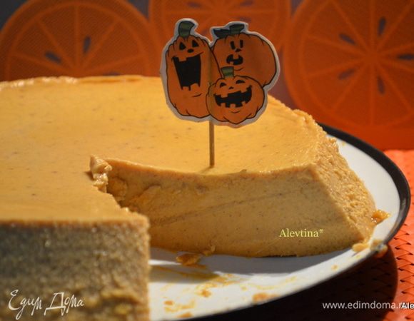 Снять с воды и дать полностью остыть. Переставить в холодильник на 3 часа или лучше ночь. Проведем по краю острым ножом или зубочисткой и перевернем флан на тарелку. Разрезаем и подаем к столу. Наслаждаемся.