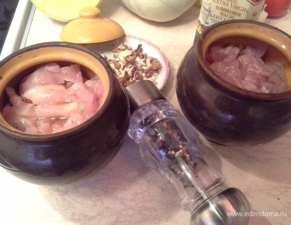 В горшочки, у меня объем 500 мл, укладываю поочередно: тыкву, перец, лук, помидоры, мясо. Солю, перчю и наливаю 1/3 воды, от объема заполненного горшочка. Добавляю 1 ст.л оливкового масла. 
Ставлю в предварительно разогретую духовку до 170 градусов на 1 час.
