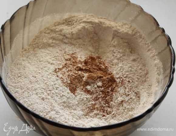 В отдельной чашке смешать  муку, разрыхлитель, соль, корицу и мускатный орех, перемешать до однородной массы. 