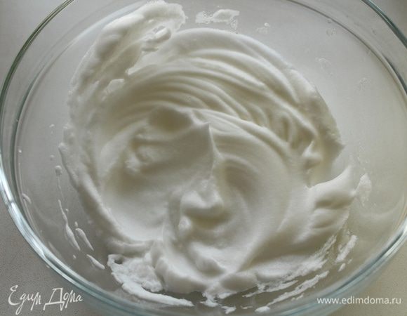 Взбить яичный белок до тугой пены.
