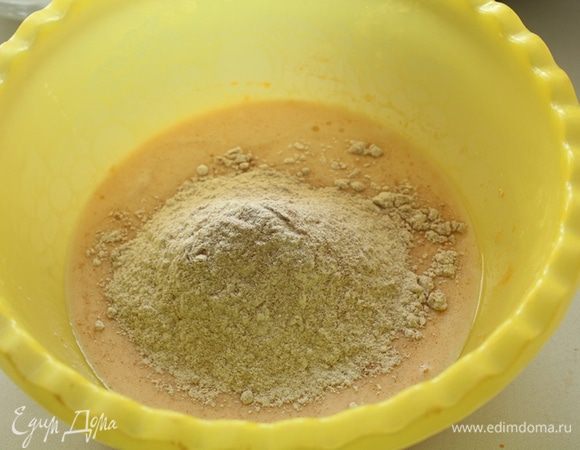 Смешать жидкие и сухие ингредиенты.