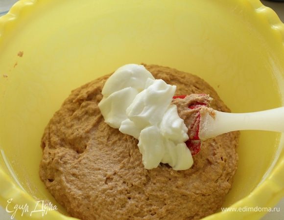 Аккуратно ввести взбитый белок.