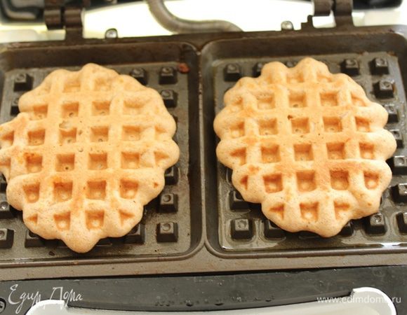 Выпекать в разогретой вафельнице.