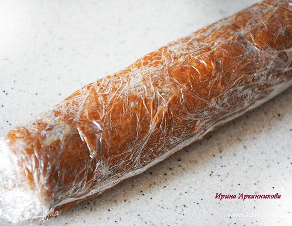  Масло смешать со сгущенкой, добавить печенье и слепить в однородную массу. 